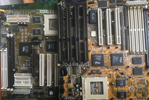 Motherboard der alten Generation (p1, p2) (groß, CPU-Sockel aus Kunststoff, ISA-Anschluss)